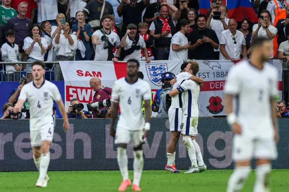 包含希腊不敌对手，欧洲杯之路岌岌可危的词条