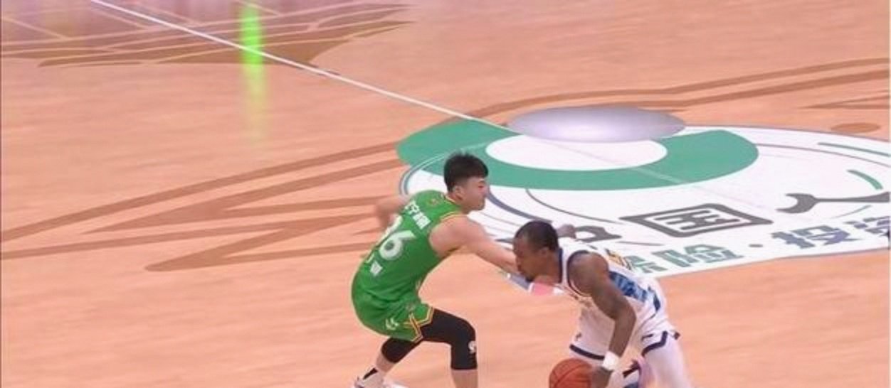 外援表现抢眼,助力球队力压对手犯规吗